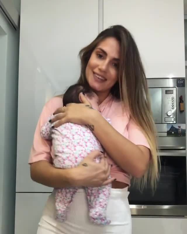 Holofote Liliana Filipa dança a filha ao colo