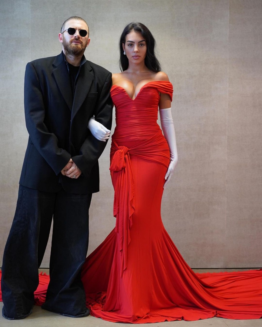 Holofote Georgina Rodriguez Deslumbra Em Visual Vermelho Glamouroso