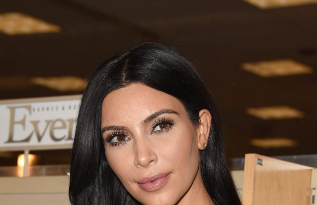 Activa Kim Kardashian Posa Nua Pela Segunda Vez Em Horas