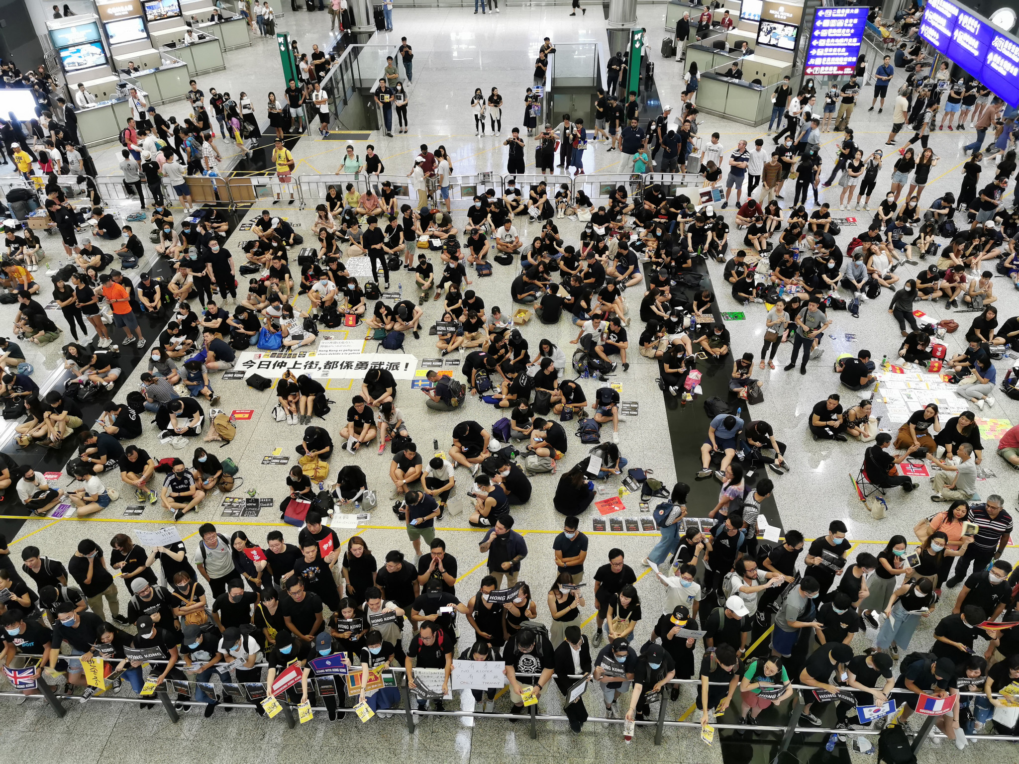 Vis O De Hong Kong Para O Mundo Manifestantes Enchem O Aeroporto