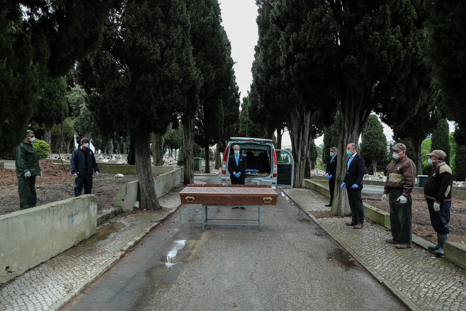 Vis O Covid Presen A De Familiares Em Funerais Volta A Ser