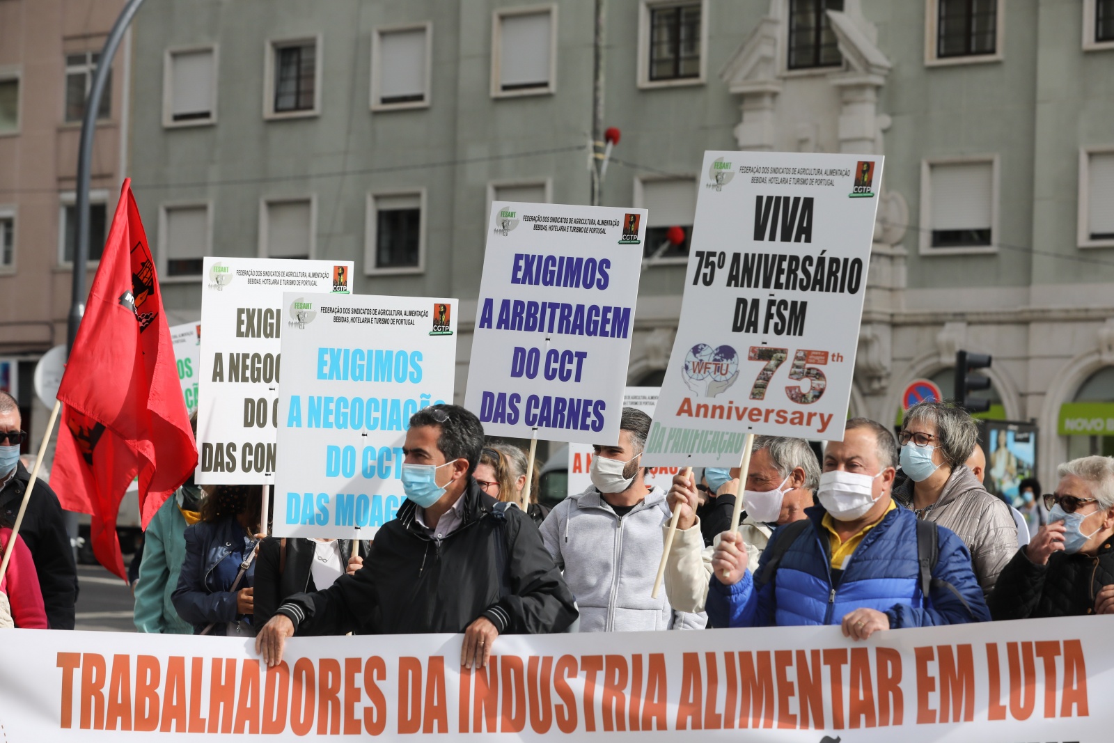 Visão Cerca de 80 trabalhadores da indústria alimentar manifestam se