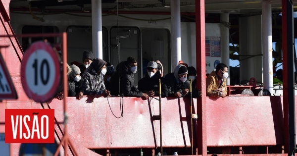 Visão Naufrágio de dois barcos ao largo da Tunísia deixa 13 migrantes