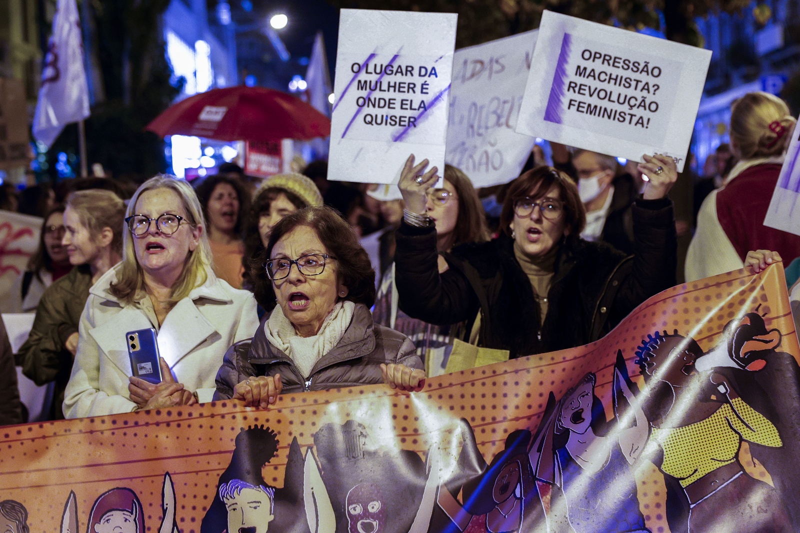 Visão Centenas marcham em Lisboa em protesto pelo fim da violência