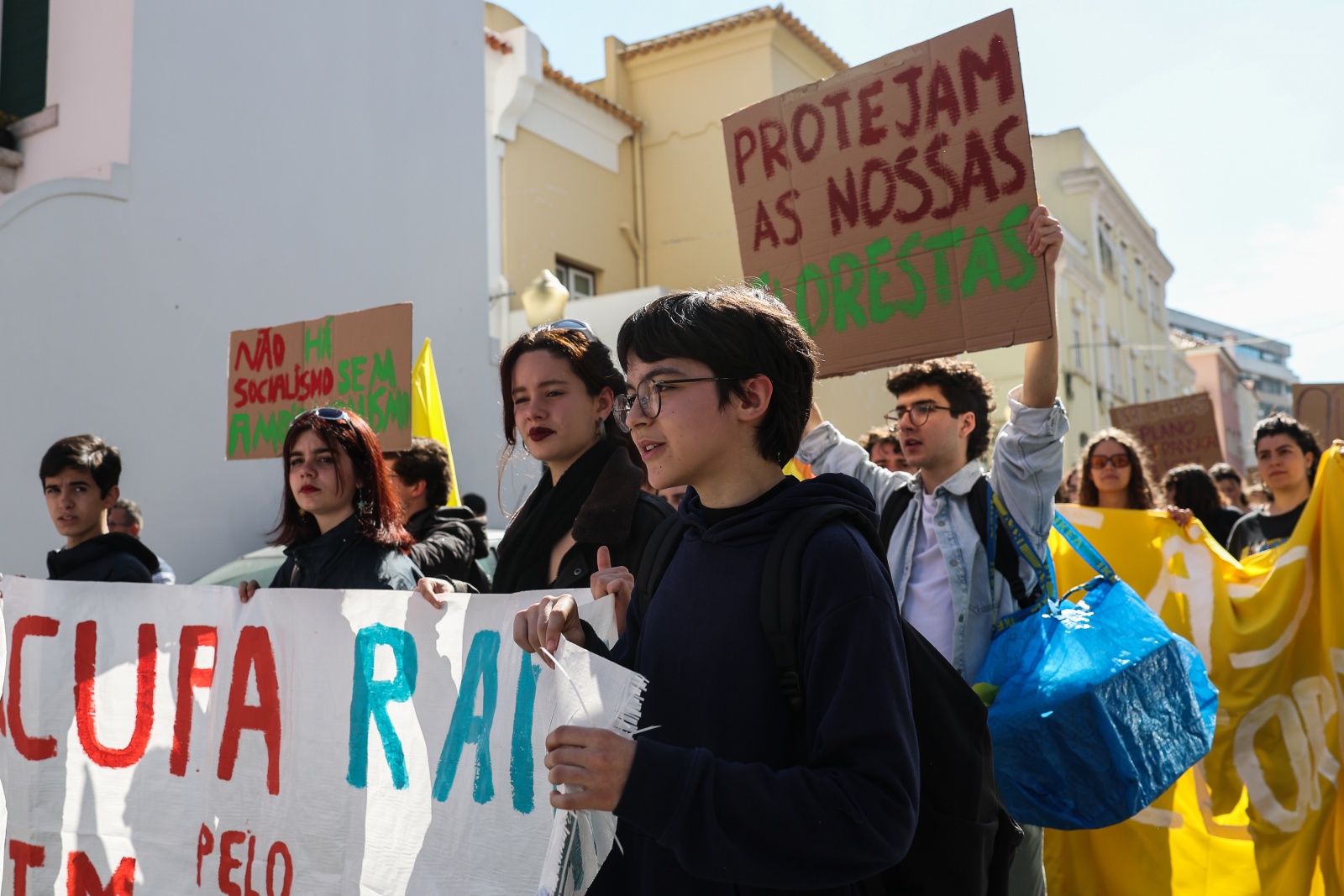 Vis O Centenas De Jovens Ativistas Pelo Clima Marcham Em Lisboa