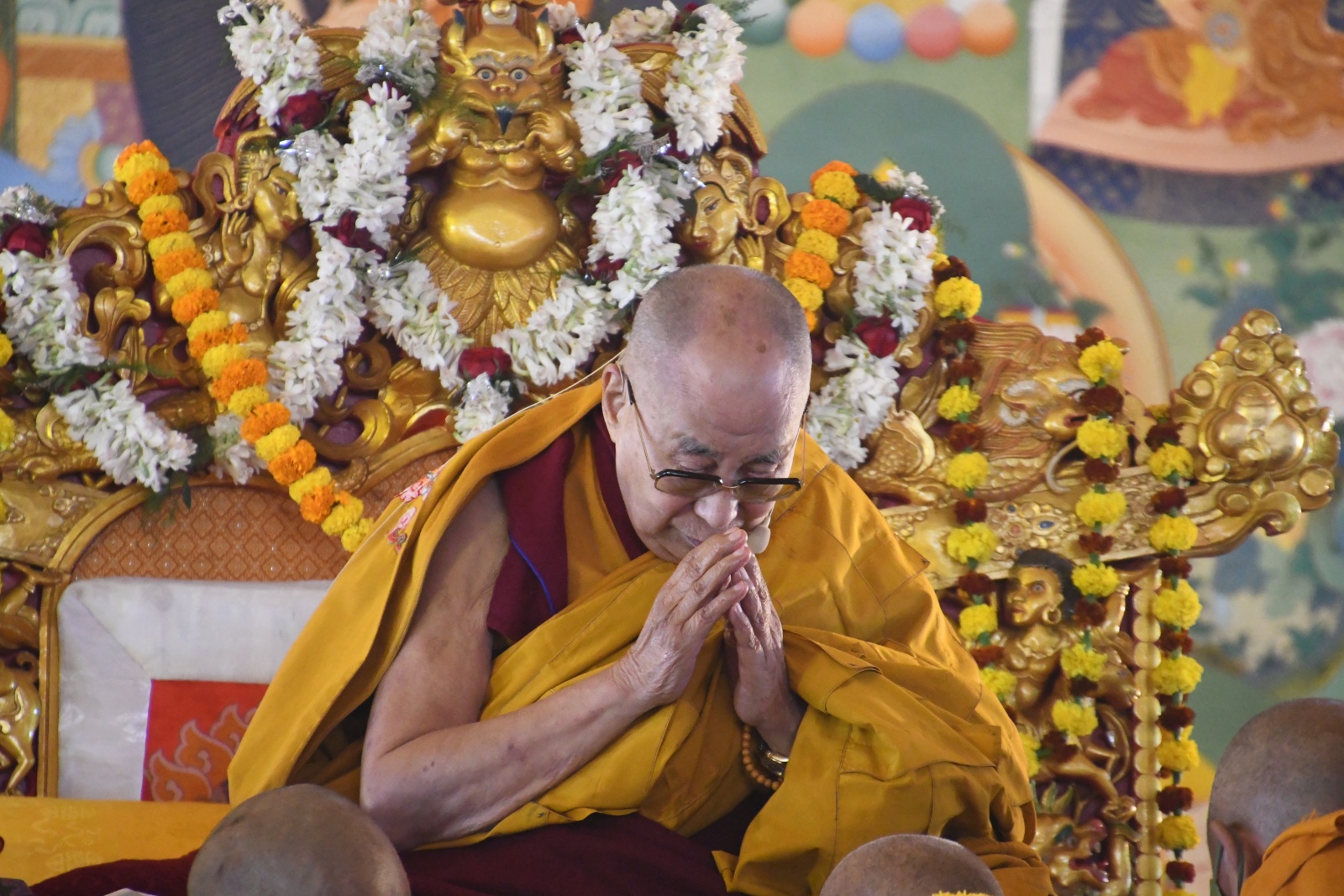 Visão Momento perturbador Dalai Lama pede desculpas por pedir a