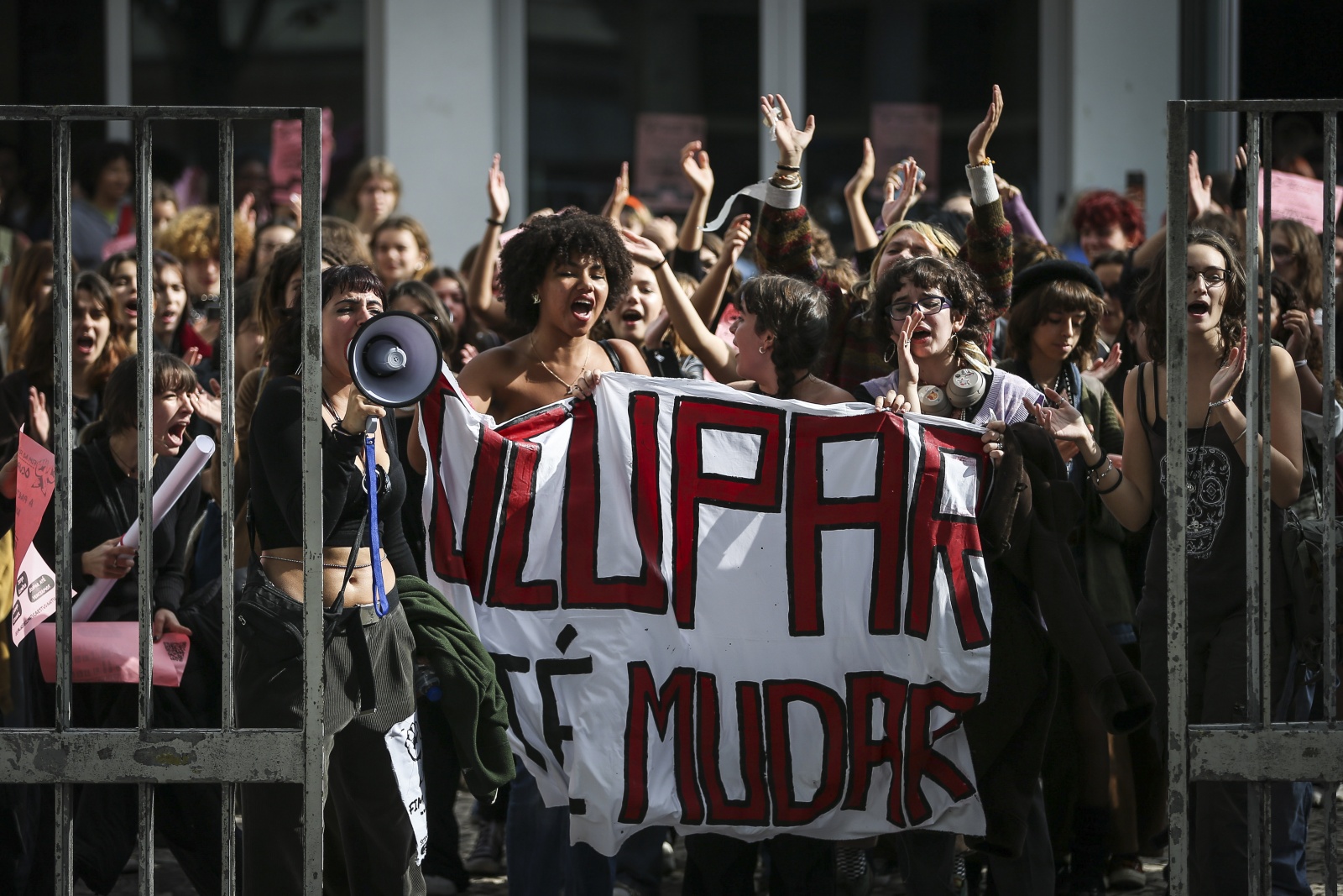 Vis O Estudantes Que Ocupam Escolas Prometem Endurecer Protestos Na