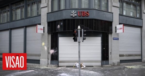 Visão Governo suíço assina acordo UBS para cobrir prejuízos até 9