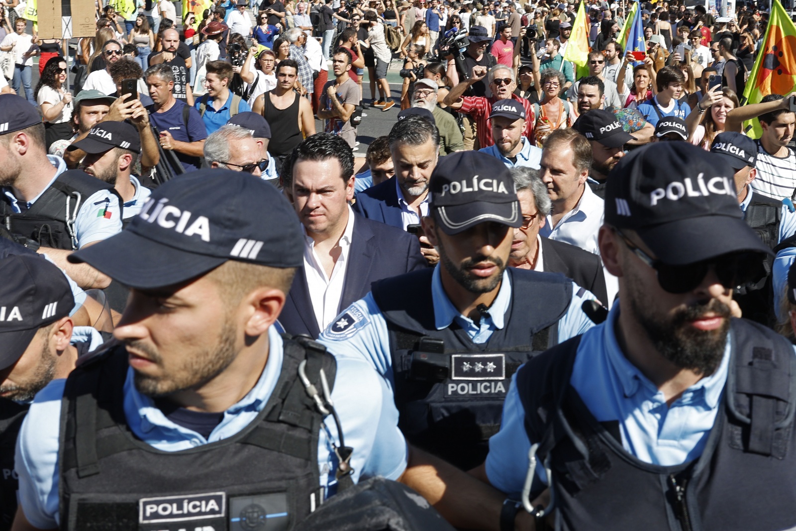 Visão Deputados do Chega escoltados pela PSP após protestos de