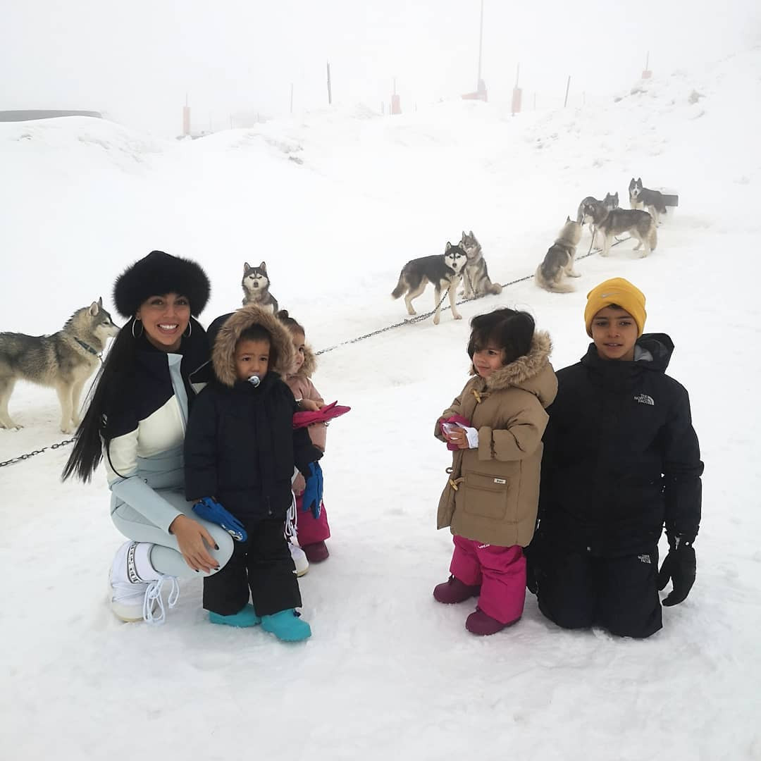 Caras De férias na neve Georgina Rodríguez passa momentos divertidos