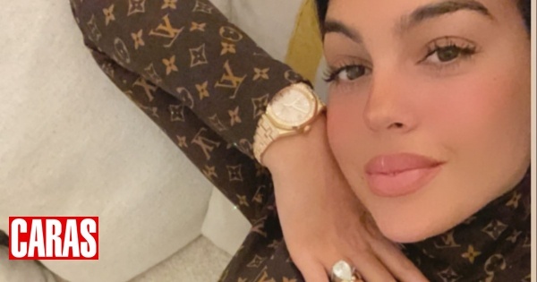 Caras Georgina Rodriguez Posa Nua Coberta Apenas Por Uma Mala