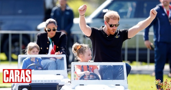 Caras Harry E Meghan Divertem Se Como Crian As No Primeiro Dia Em Haia