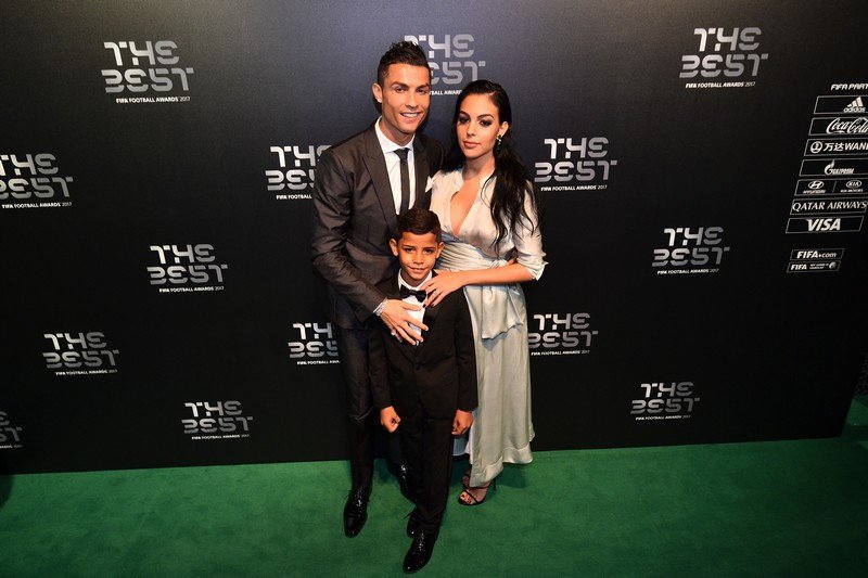 1 Cristiano Ronaldo com o filho, Cristiano e Georgina Rodrigues.jpg