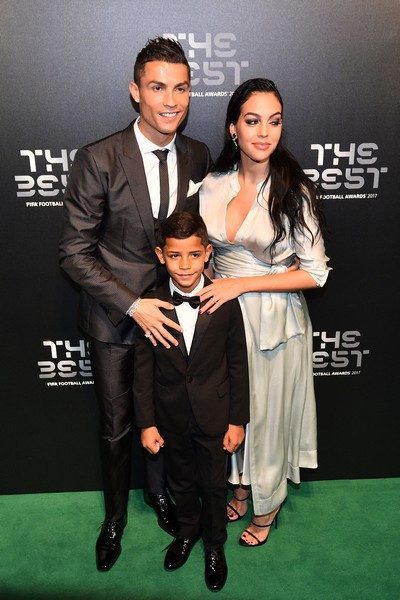 2 Cristiano Ronaldo com o filho, Cristiano e Georgina Rodrigues1.jpg