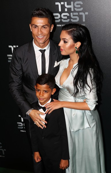 3 Cristiano Ronaldo com o filho, Cristiano e Georgina Rodrigues2.jpg