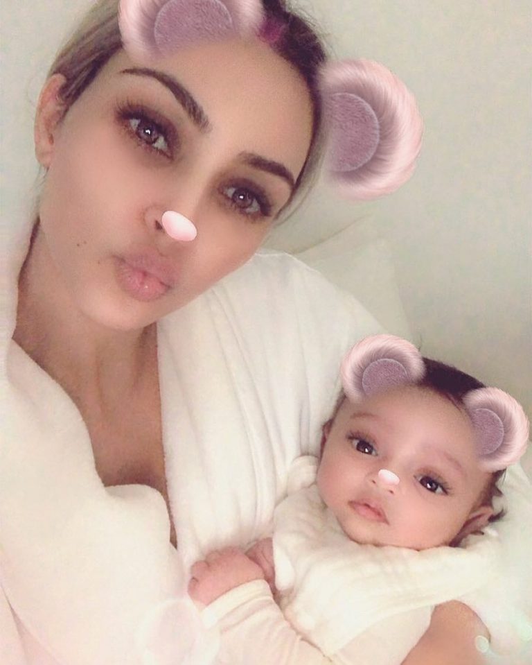 Kim Kardashian Mostra Rosto Da Filha Mais Nova Pela Primeira Vez Holofote 