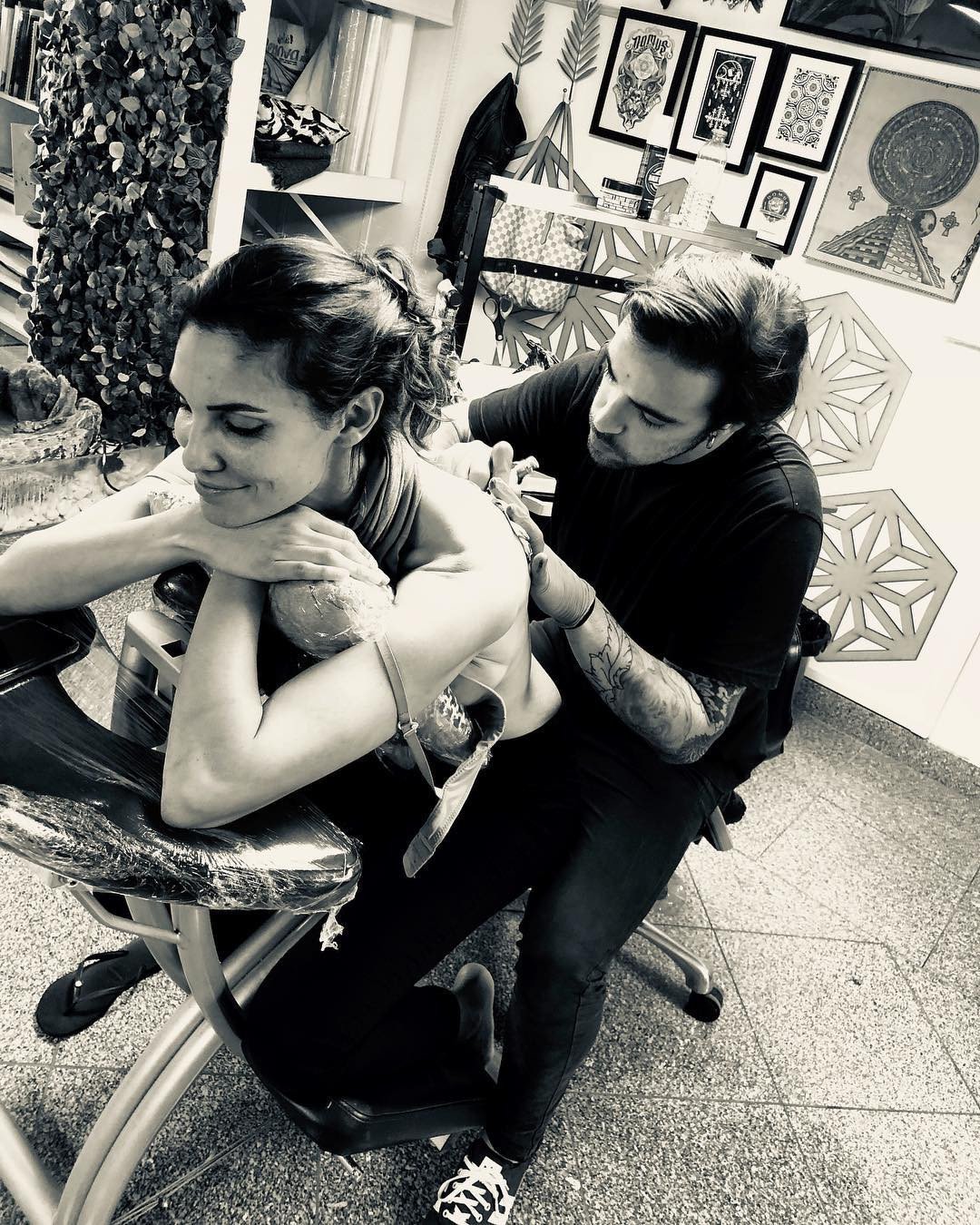 Holofote | Daniela Ruah faz a primeira tatuagem