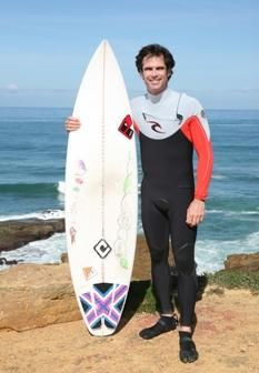 Pedro Lima mantém a forma a praticar surfe