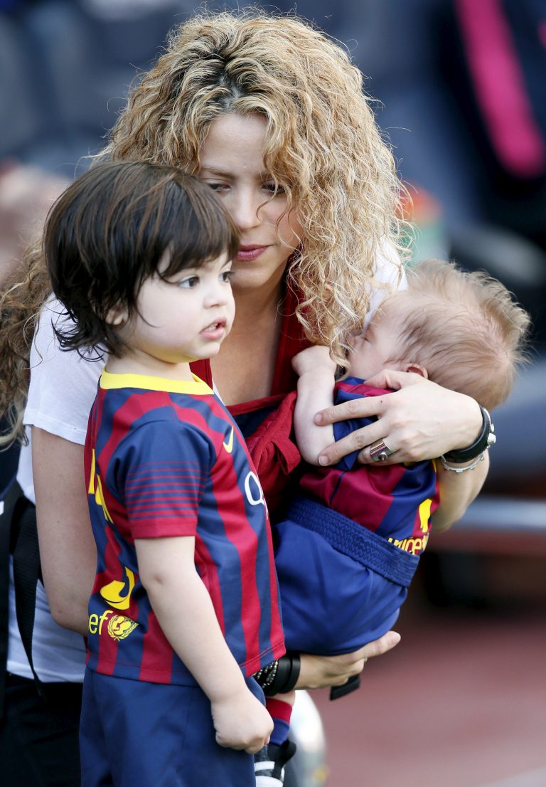 Shakira Leva Os Filhos A Jogo De Piqu Holofote