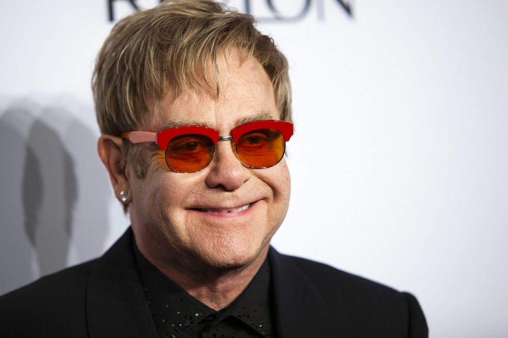 Elton John diz não a Carlos