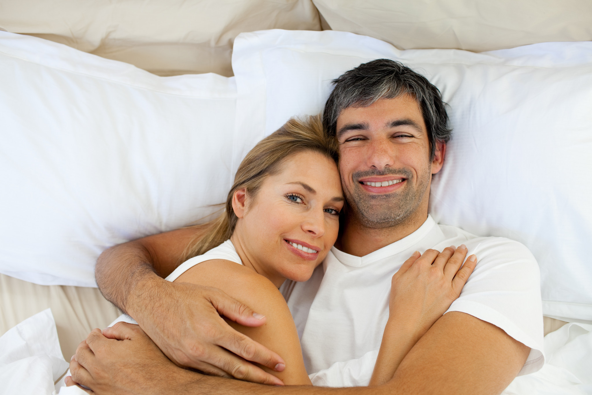 Счастливая пара в кровати
