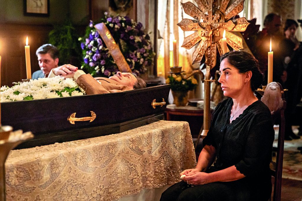 Velório de Júlio ( Antonio Calloni ). Lola ( Gloria Pires ) desolada, próxima ao caixão.