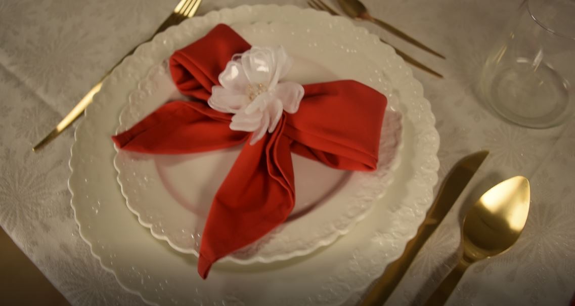 Duas formas criativas de dobrar guardanapos para decorar a mesa de Natal