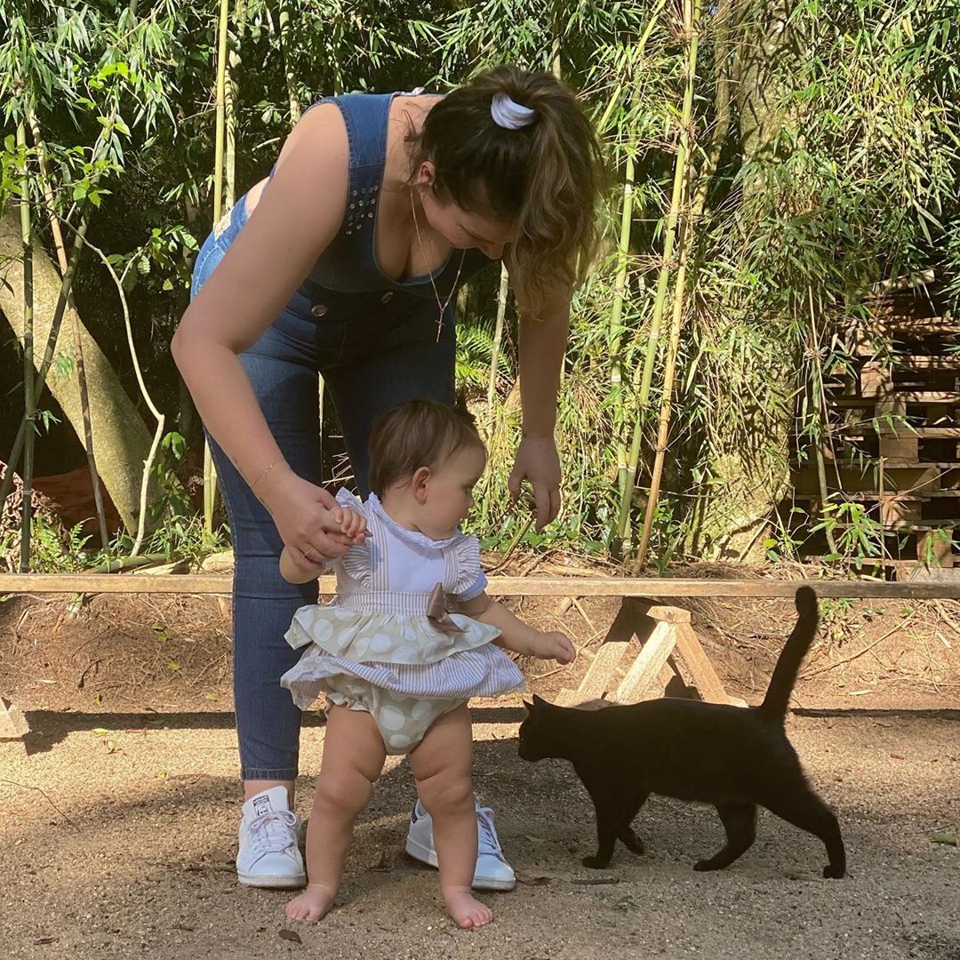 Kátia Aveiro partilha foto com a filha e um gato preto e deixa mensagem aos  seguidores - Holofote