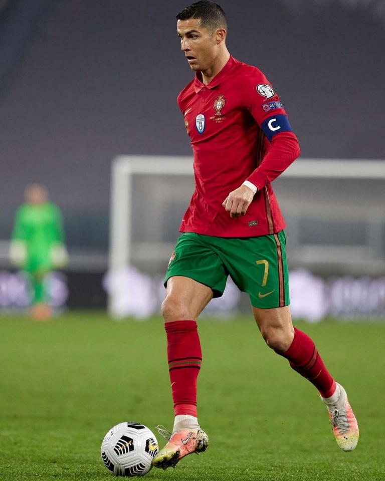 Cristiano Ronaldo celebra qualificação para o Mundial de 2022 Holofote