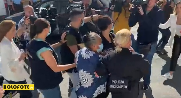 Ânimos exaltados à porta da Polícia Judiciária de Setúbal na saída dos três suspeitos da morte de Jéssica