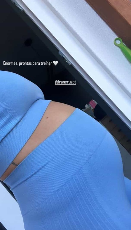 Carolina Pinto barriga de cinco meses de gravidez. 