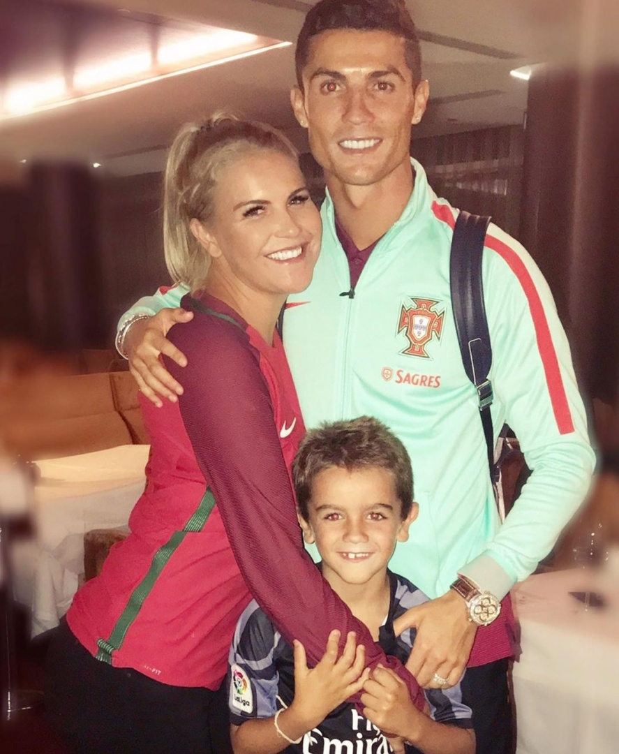 Katia Aveiro com o filho, Dinis, e Cristiano Ronaldo