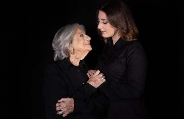 Avó e neta em digressão