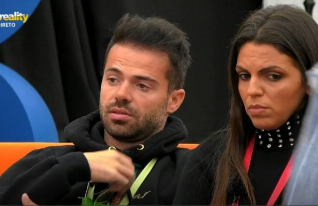 Rúben Boa Nova, junto à mulher, Tatiana, chama Mafalda à atenção