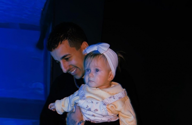 Fernando Daniel ensina filha a rastejar