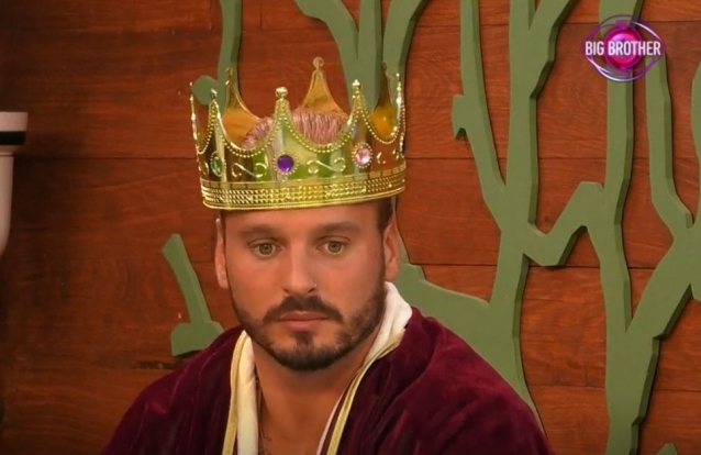 Miguel triste por ter cortado carta da família