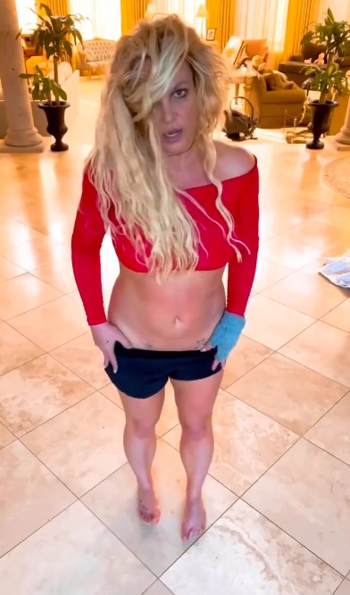 Britney Spears | Dança e quase mostra 'o que não deve'