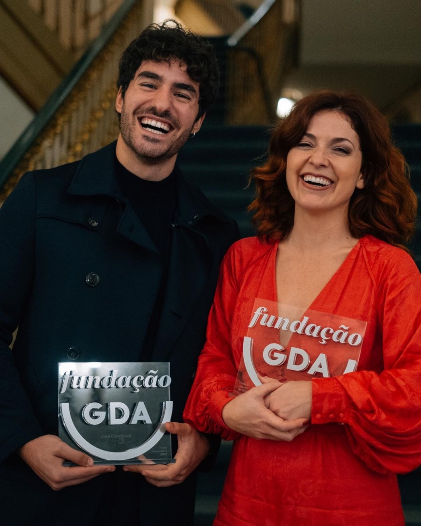 Gabriela Barros e José Condessa com o prémio Atores de Cinema da Fundação GDA (Gestão dos Direitos dos Artistas