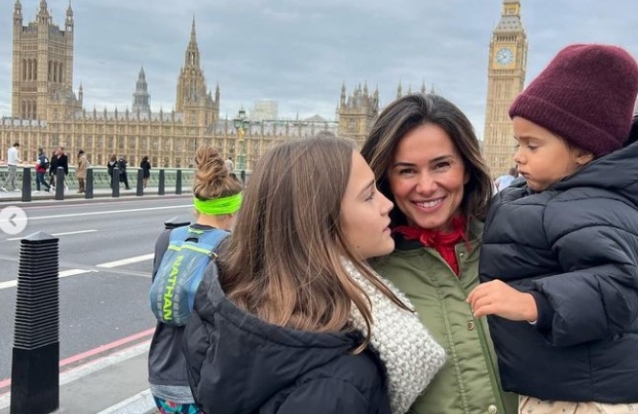 Cláudia Vieira feliz com a família em Londres