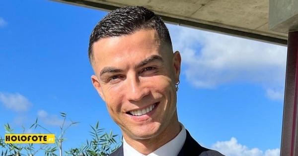 Cristiano Ronaldo assina contrato