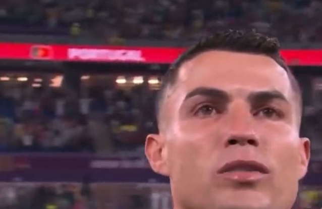 Cristiano Ronaldo emociona-se a cantar o hino e chora
