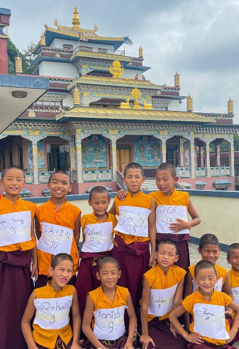 Ângelo Rodrigues mostra os seus alunos no Nepal