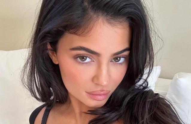 Kylie Jenner mostra imagens do filho pela primeira vez