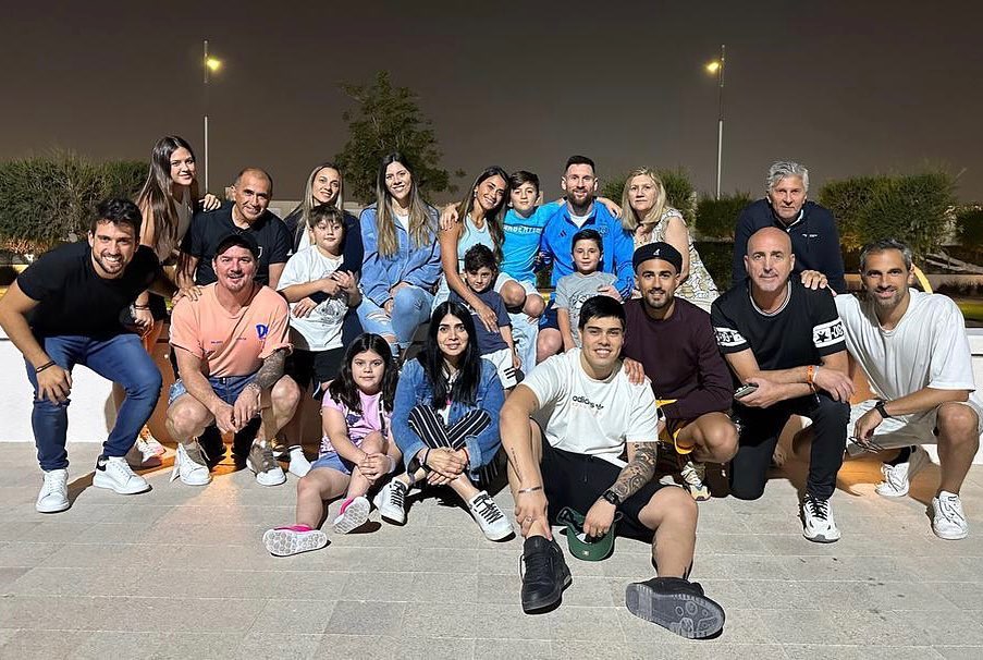 Messi apoiado pela família no Qatar.