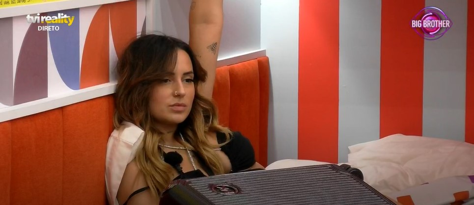 Juliana regressa &agrave; casa e B&aacute;rbara diz que &eacute; para a provocar