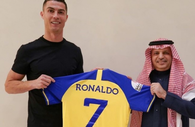 Cristiano Ronaldo exibe camisola do Al-Nassr