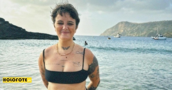 Carolina Deslandes de férias e apaixonada