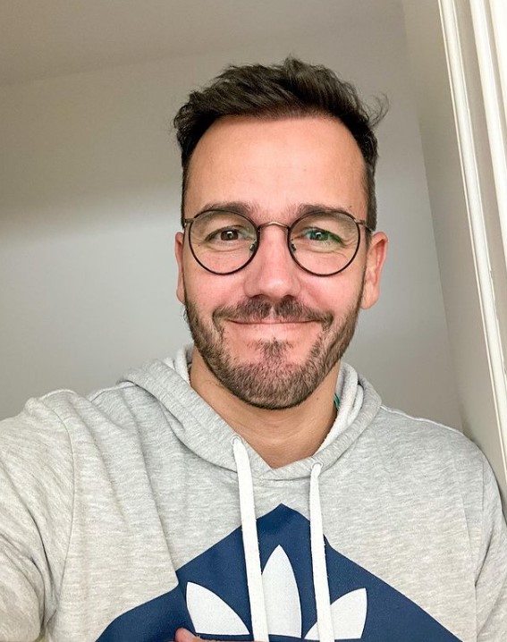 Pedro Teixeira já usa óculos e recebe elogios nas redes sociais