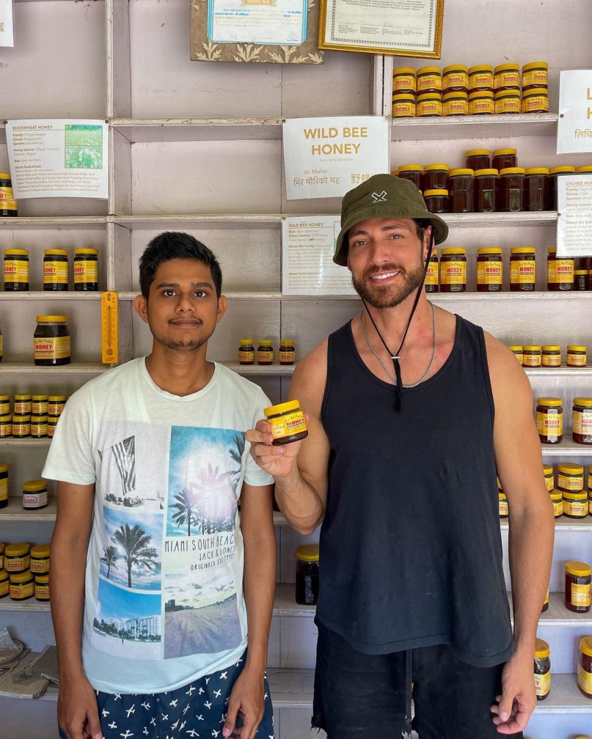 Ângelo Rodrigues numa loja de mel no Nepal 