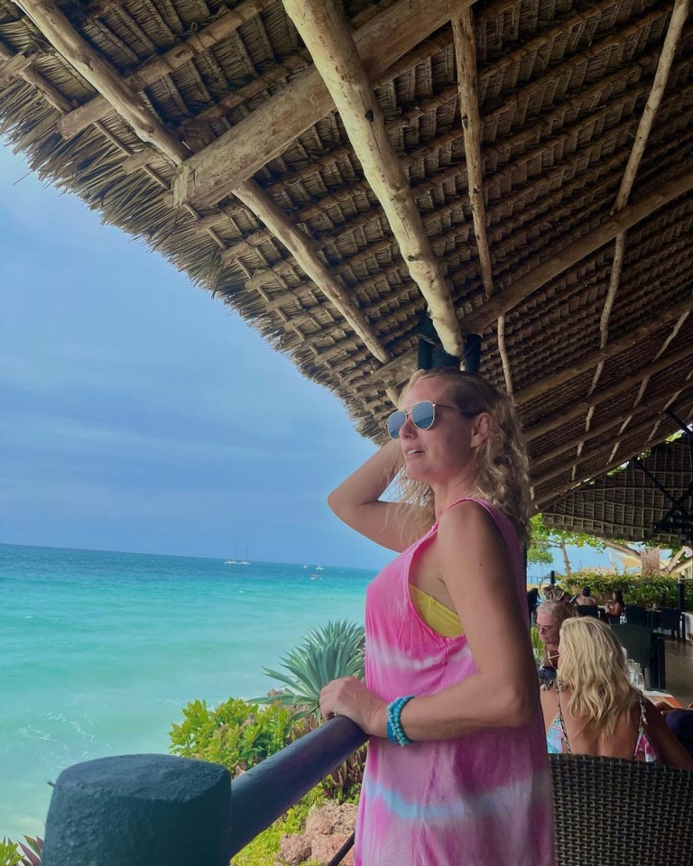Fernanda Serrano de férias em destino tropical